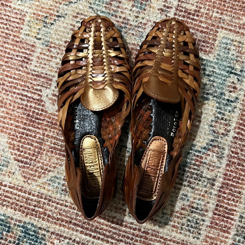 Leather loafed shoes